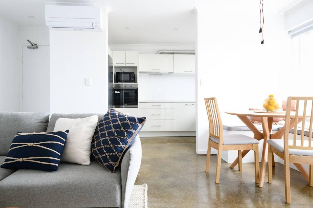 The Lookout - Sunny St Kilda Contemporary Apartment